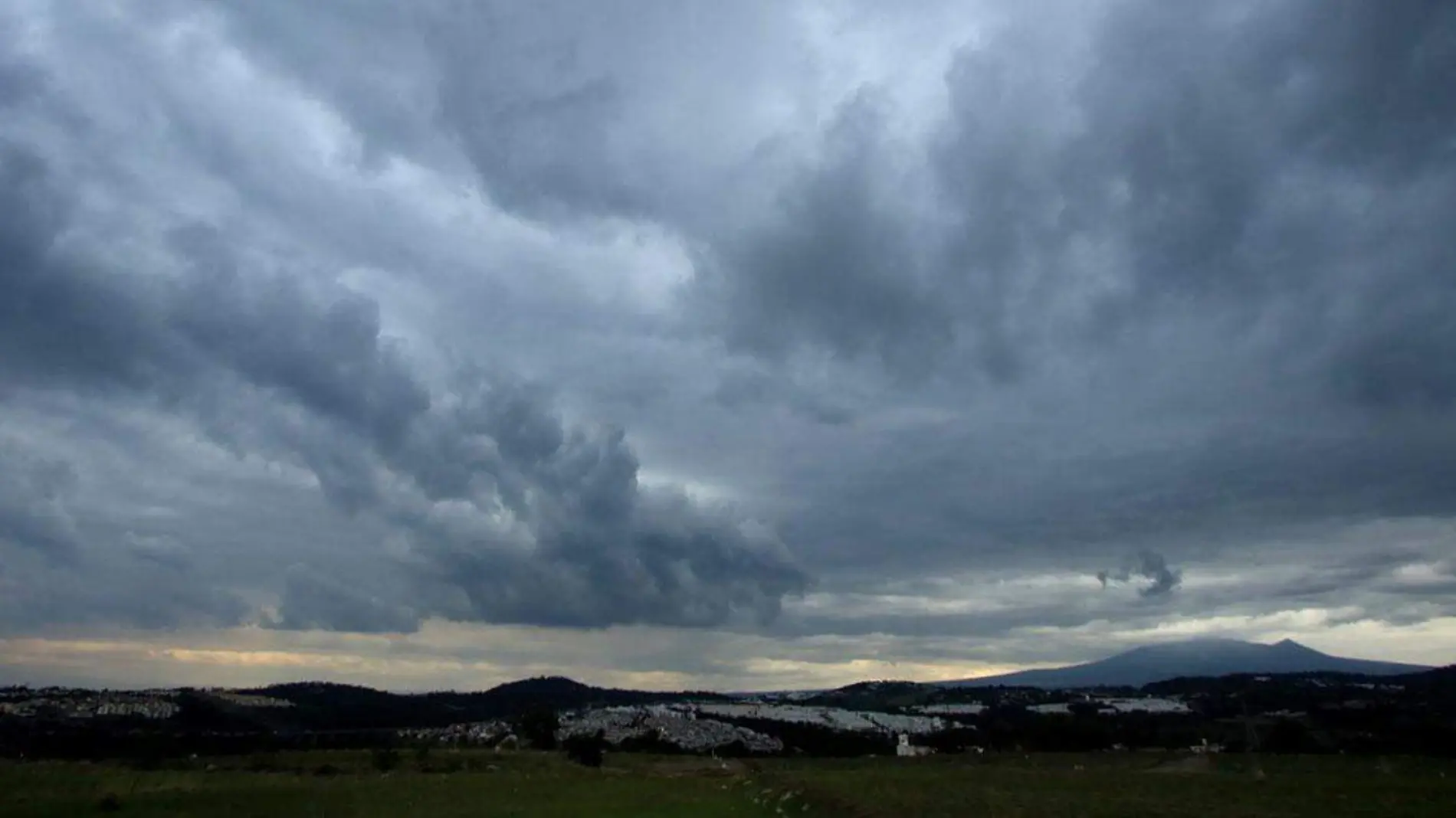 Fue durante la madrugada de este jueves que el cielo poblano comenzó a cargarse de lluvia